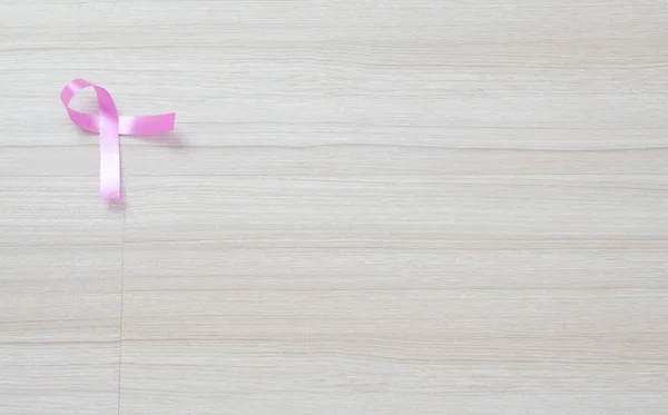 Розовая Лента Изолирована Скрипучем Деревянном Полу — стоковое фото