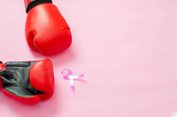 粉红的拳击手套放在粉红的背景上 不要把焦点放在物体上 世界乳腺癌日的概念 — 图库照片