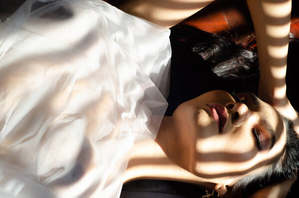 Women who don't wear clothes. Photos of nude female art. Don't focus on objects.