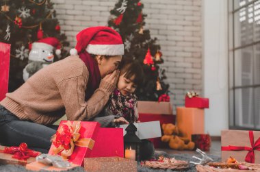Mutlu aile mutlu anne ve kız Noel tatili sıcak hava konferansında kışın.