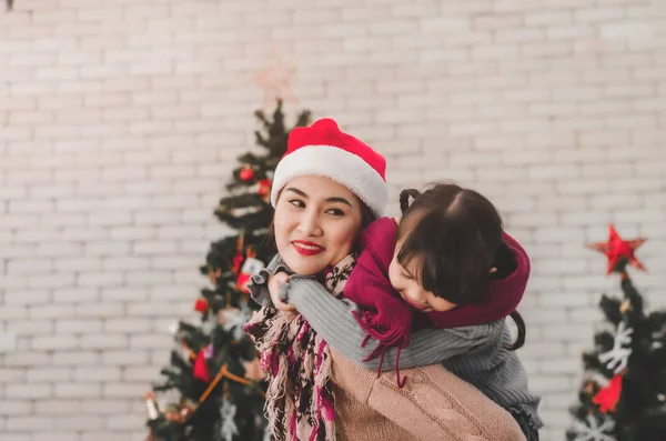 Família Feliz Mãe Filha Feliz Feriado Natal Palestra Tempo Quente — Fotografia de Stock