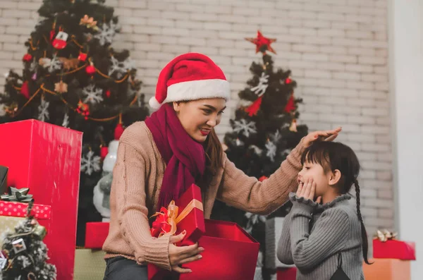 Happy Family Happy Mother Daughter Christmas Holiday Warm Weather Lecture — Stock Photo, Image