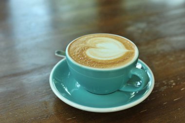 ahşap masa üzerinde sıcak latte