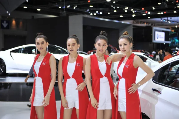 11月漂亮的运动博览会在2018年第33期汽车博览会2018年11月28日在曼谷 — 图库照片