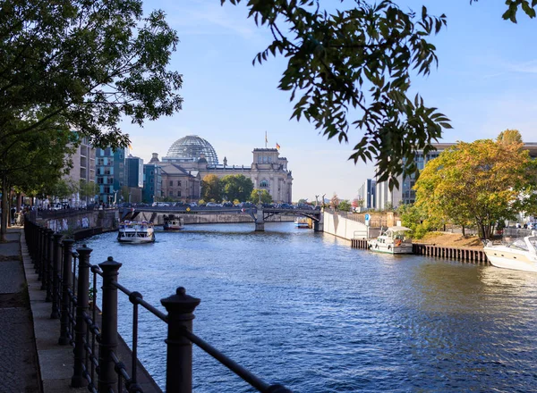 Βερολίνο Reichstag Και Πλοίο Στον Ποταμό Spree — Φωτογραφία Αρχείου