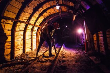 Madenci bir kömür madeninde matkapla çalışıyor. Kömür madeninde çalış. Bir madencinin portresi. Kopyalama alanı.