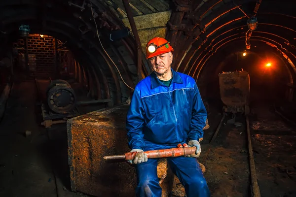 Een Mijnwerker Een Kolenmijn Staat Buurt Van Een Trolley Ruimte — Stockfoto