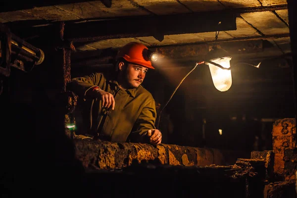 Een Vermoeide Mijnwerker Een Kolenmijn Kijkt Naar Het Licht Werk — Stockfoto