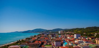 Karadeniz kıyısındaki soçi tatil şehrinde güzel panoramik sonbahar manzarası. Yukarıdan görünüm.