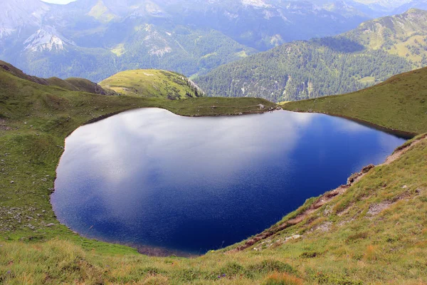 Festői szépségű, kék üveges tó a hegyekben — Stock Fotó