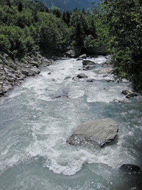 vadiye yol yapma güneşli bir gün üzerinde sağanak buzul süt Nehri
