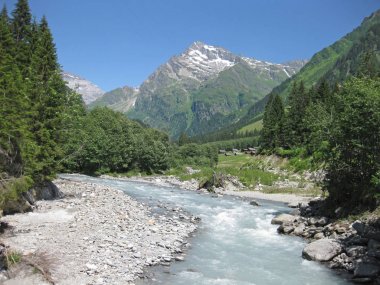 vadiye yol yapma güneşli bir gün üzerinde sağanak buzul süt Nehri