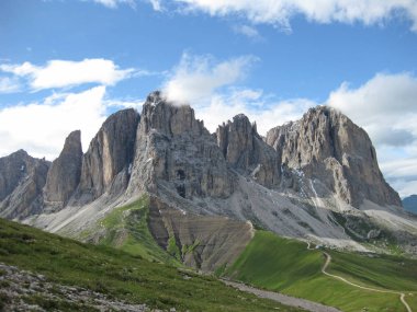 Güneşli bir yaz gününde Güney Tirol 'de İtalyan Dolomites
