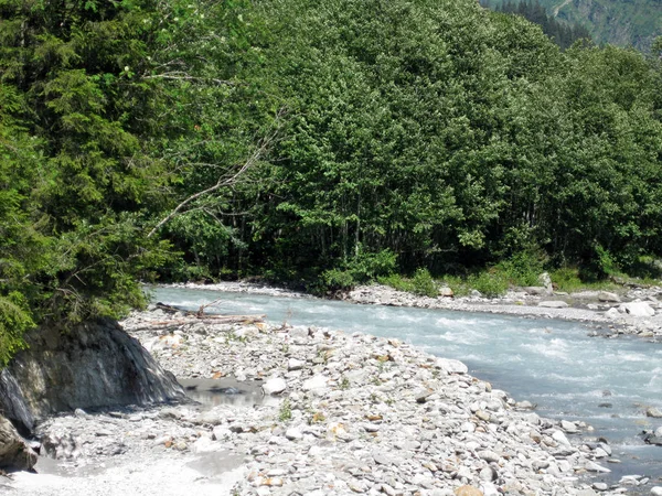 在阳光明媚的日子里,激流冰河向山谷进发 — 图库照片