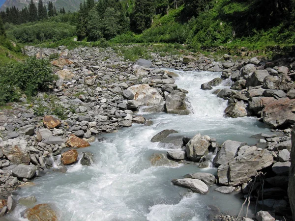 Rivière de lait glaciaire torrentielle par une journée ensoleillée faisant son chemin vers la vallée — Photo