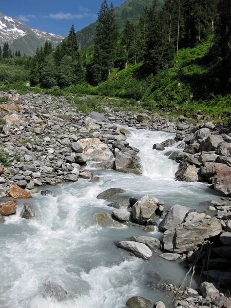 Torrenziale fiume di latte ghiacciaio in una giornata di sole che si dirige verso la valle — Foto Stock