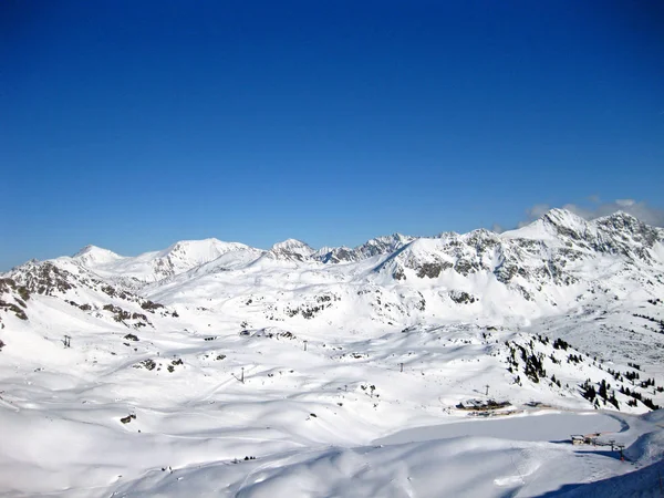 Alpes nevados nas montanhas suíças em um belo dia de inverno ensolarado — Fotografia de Stock