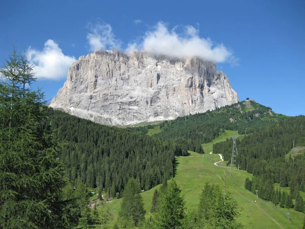 Włoskie Dolomity w południowym Tyrolu w słoneczny letni dzień — Zdjęcie stockowe