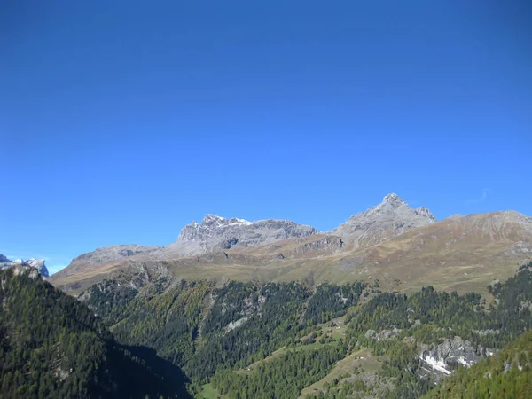 Coloured mountains in the swiss alps on a sunny day in autumn — Stock Photo, Image