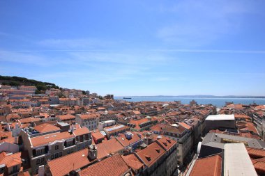 lizbon (alfama) ve nehir tejo eski şehir üzerinde güzel bir görünüm
