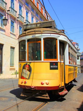 Lizbon Vintage tramvay, güneşli bir yaz gününde Portekiz