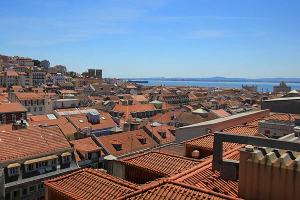 Лисбонский горизонт над альфамой (старым городом) и речным техо на заднем плане — стоковое фото