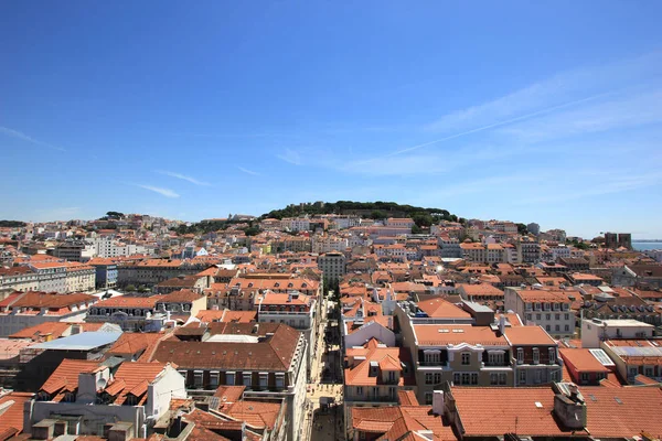 Старый город Лисбон в Португалии, замок Сао Хорхе на заднем плане — стоковое фото