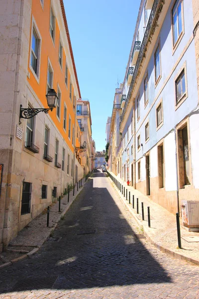 Callejón en el bairro alto en lisbon, portugal — Foto de Stock