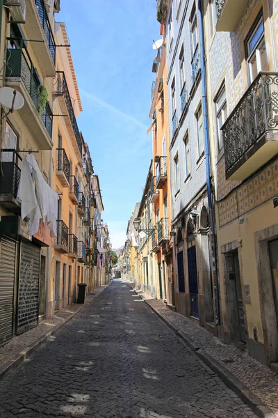 Wąska aleja w zabytkowej dzielnicy Bairro Alto (stare miasto) w Lizbonie, Portugalia — Zdjęcie stockowe