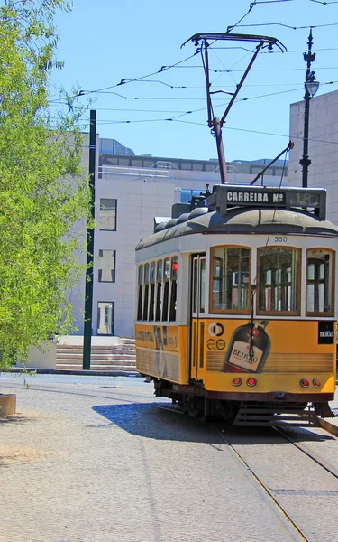 Historisk gul spårvagn på Cais do Sodre i Lissabon, Portugal — Stockfoto
