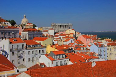 Lizbon eski şehir (bairro alto) ve nehir tejo, Sao Pedro de Alcntara gözcü görülen üzerinde güzel bir görünüm