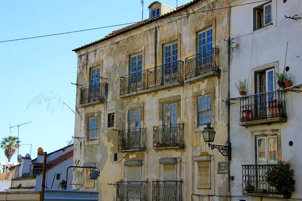 Casas históricas típicas en las calles de lisbon, portugal — Foto de Stock