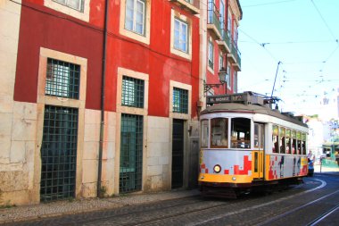 lizbon sokaklarında tarihi elektrikli tramvay, Portekiz, eski evler arasında