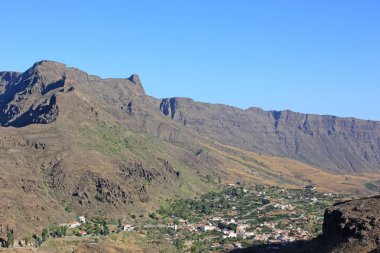Bir köy manzaralı mavi gökyüzü ile sıcak bir yaz gününde İspanya'da Dağ