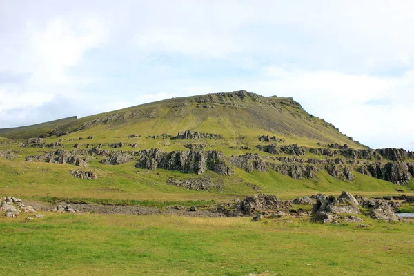 Green hill en el campo en Islandia —  Fotos de Stock