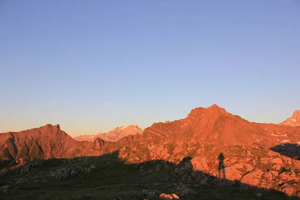 Colorido atardecer en las montañas suizas con montañas de color rojo — Foto de Stock