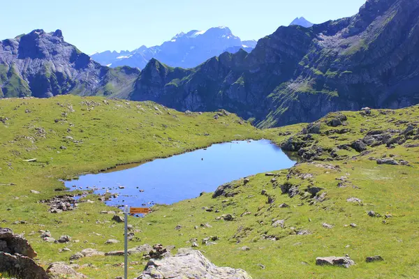 Pintoresco lago de cristal azul en las montañas en verano — Foto de Stock