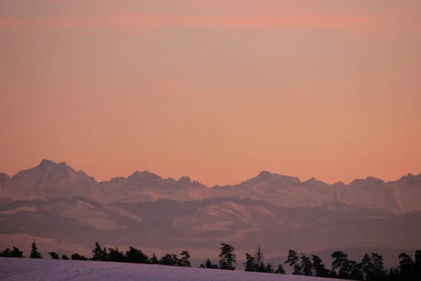 Fantastisk vinter stämning med en vacker solnedgång på en vinterkväll — Stockfoto