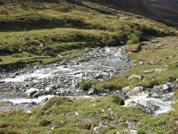 山河穿过阿尔卑斯山 — 图库照片