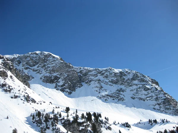 Montagne illuminate dal sole in una giornata invernale soleggiata — Foto Stock