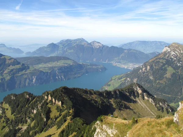 Kilátás a Luzerni-tóra a hegy tetején — Stock Fotó