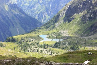 Ormanlar ve bir göl ile dağların Panoraması