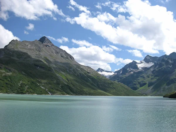 Horské jezero v Alpách v létě — Stock fotografie