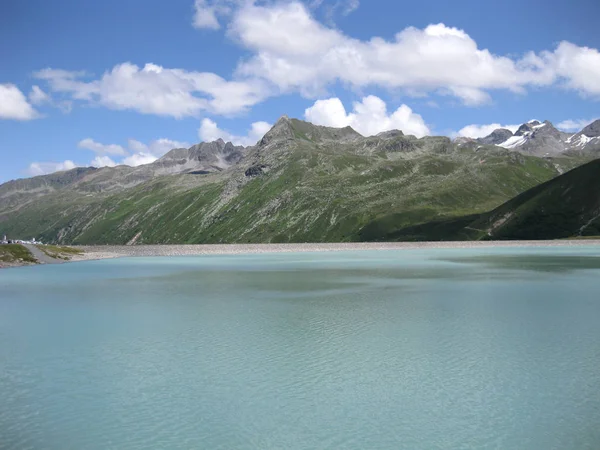 Lago azul de montaña en los Alpes en verano — Foto de Stock