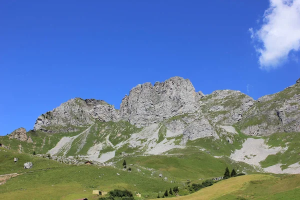 Panorama de montañas suizas en un día soleado en verano —  Fotos de Stock