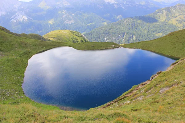 Azul cristalino y tranquilo lago en las montañas — Foto de Stock