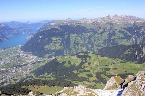 Schaechental na Suíça central com lago lucerna em segundo plano — Fotografia de Stock