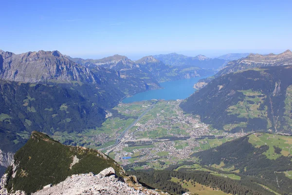 Vista sobre o Reussdelta para o lago lucerna visto de uma rocha — Fotografia de Stock