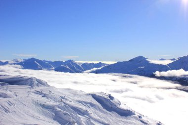 dağlarda güneşli bir gün ve vadide sis