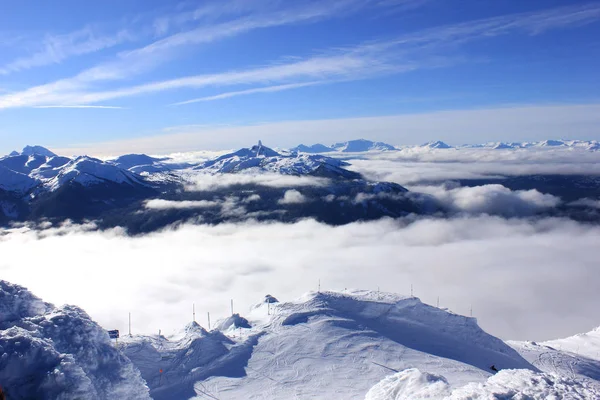 Nebelmeer von den sonnigen Bergen aus gesehen — Stockfoto